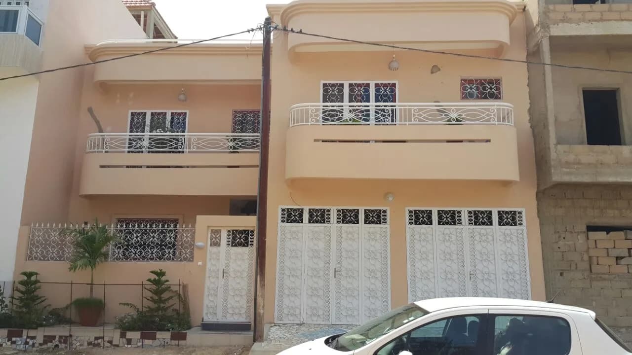 Villa moderne R+1 avec balcons et cour aménagée